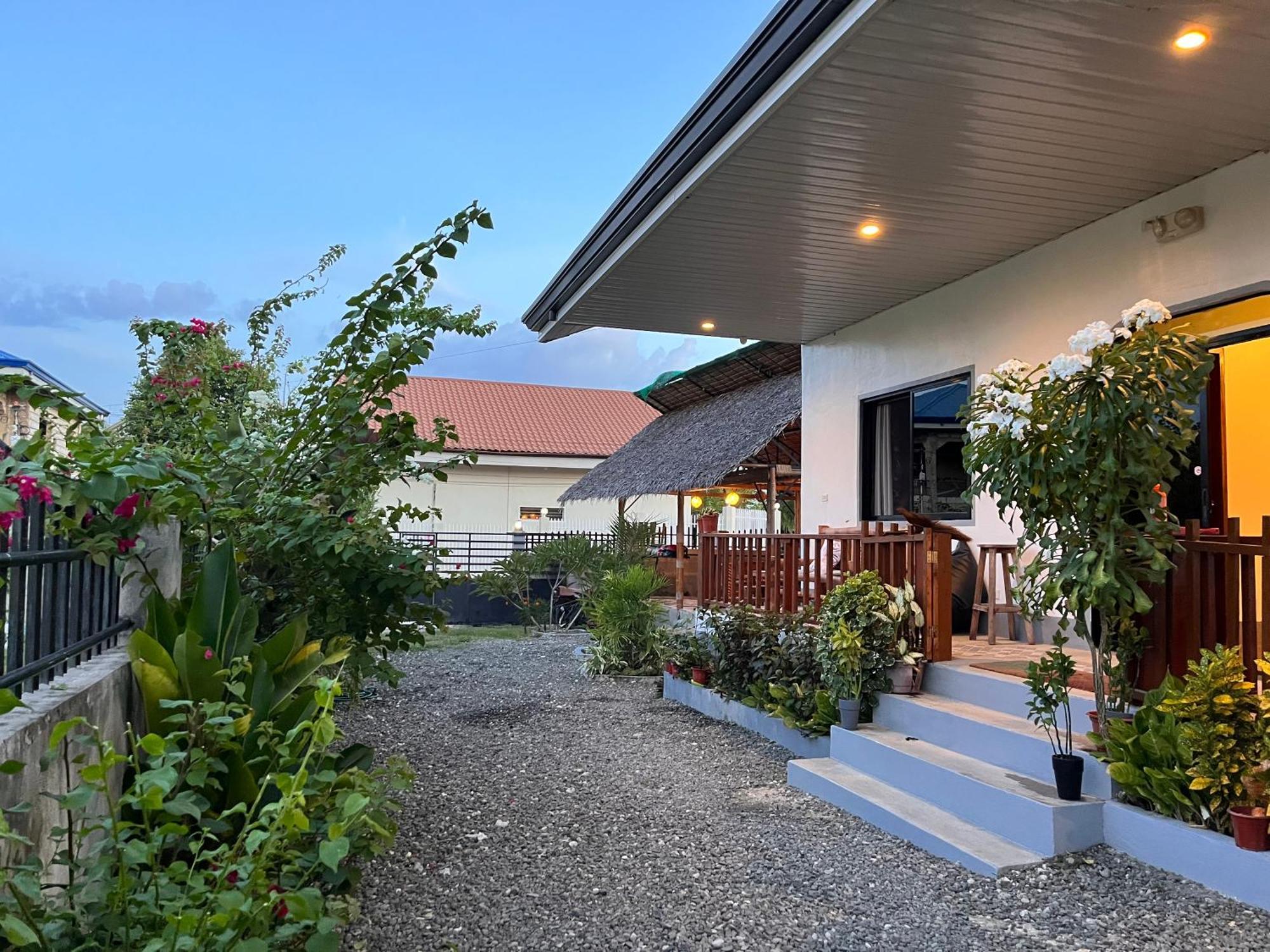 Momo Hostel Moalboal Ngoại thất bức ảnh